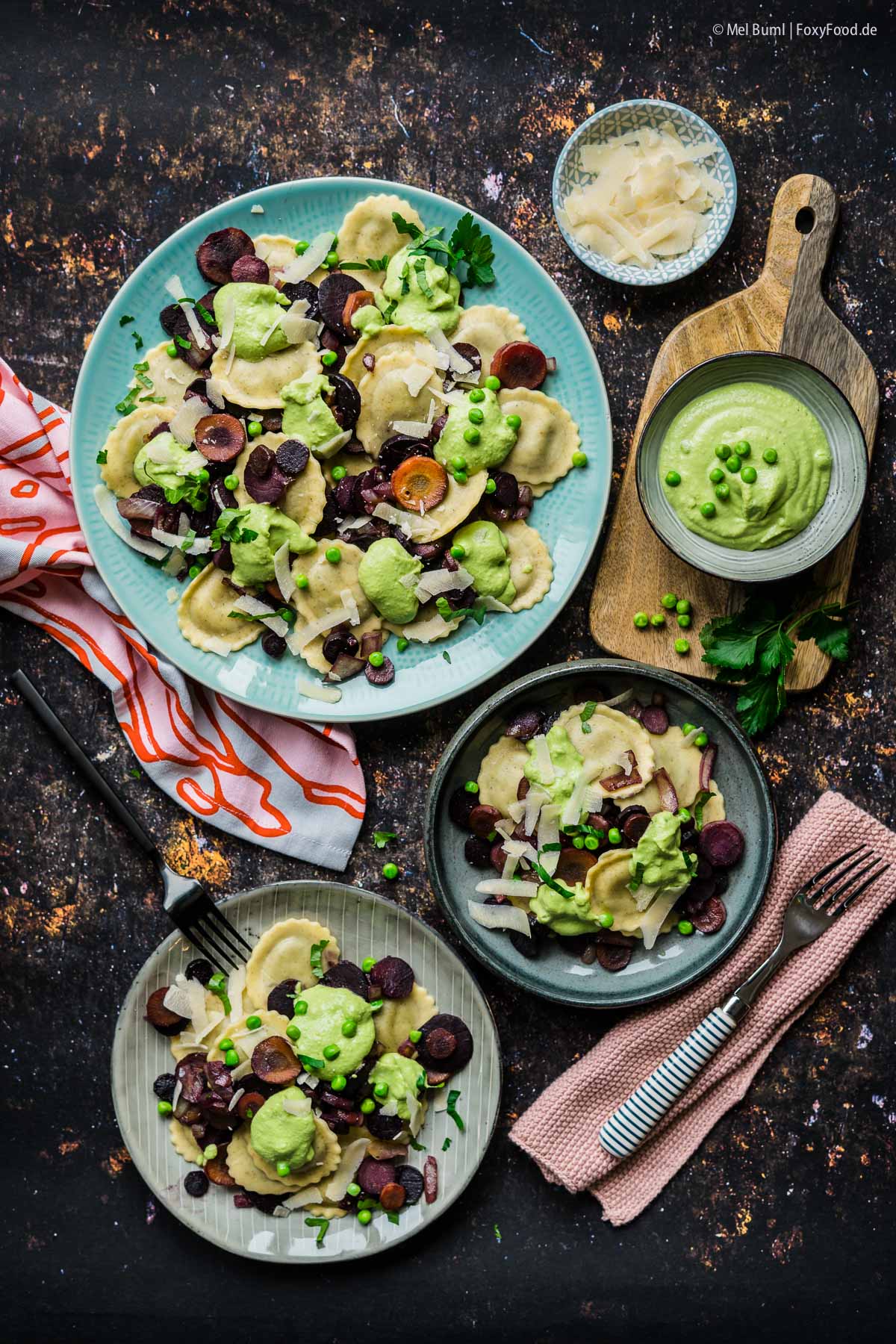 Gefüllte Dinkel-Nudeln mit gebratenen bunten Wurzeln und Erbsen-Pesto schnelles vegetarisches Familien-Essen | FoxyFood.de