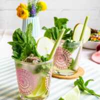 Prickelnder Birnen Fizz mit Zitronengras und Minze - Alkoholfreier Drink zum Essen | FoxyFood.de