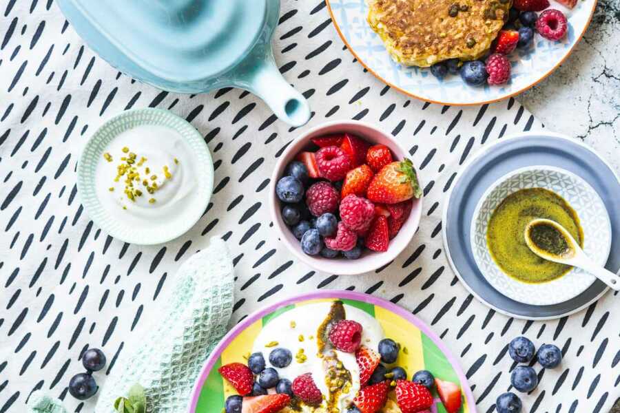 Frühstücks Reispuffer mit Gewürzbutter, Joghurt und Beeren | FoxyFood.de