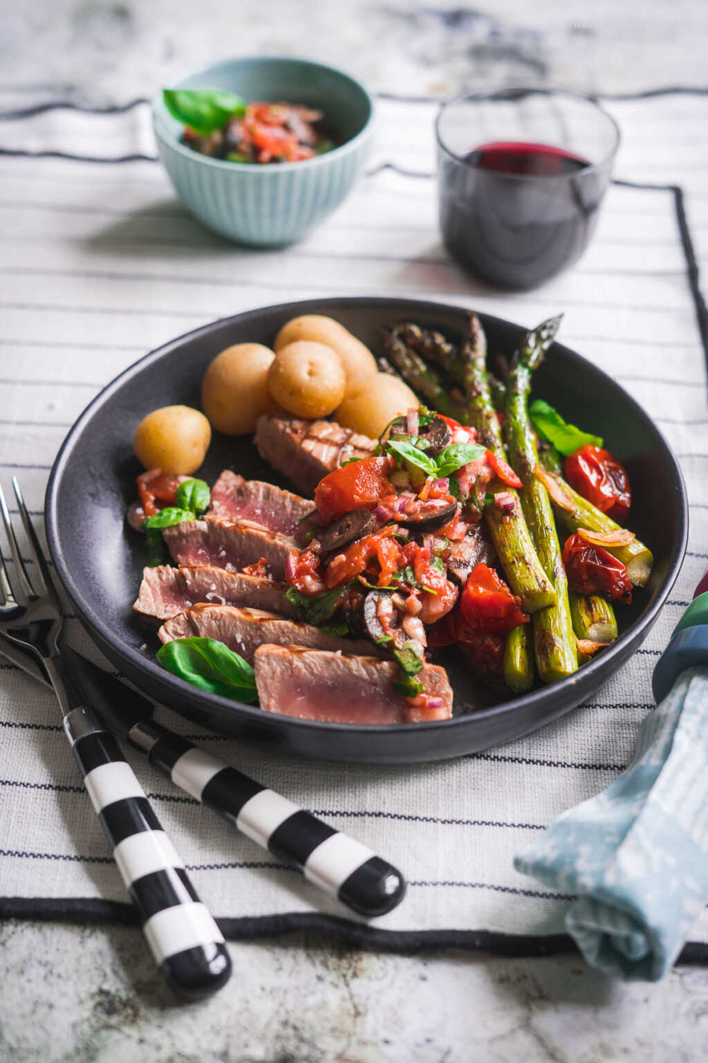 Kurz gegrillter Thunfisch mit Marinara-Salsa und grünem Spargel. Und ...