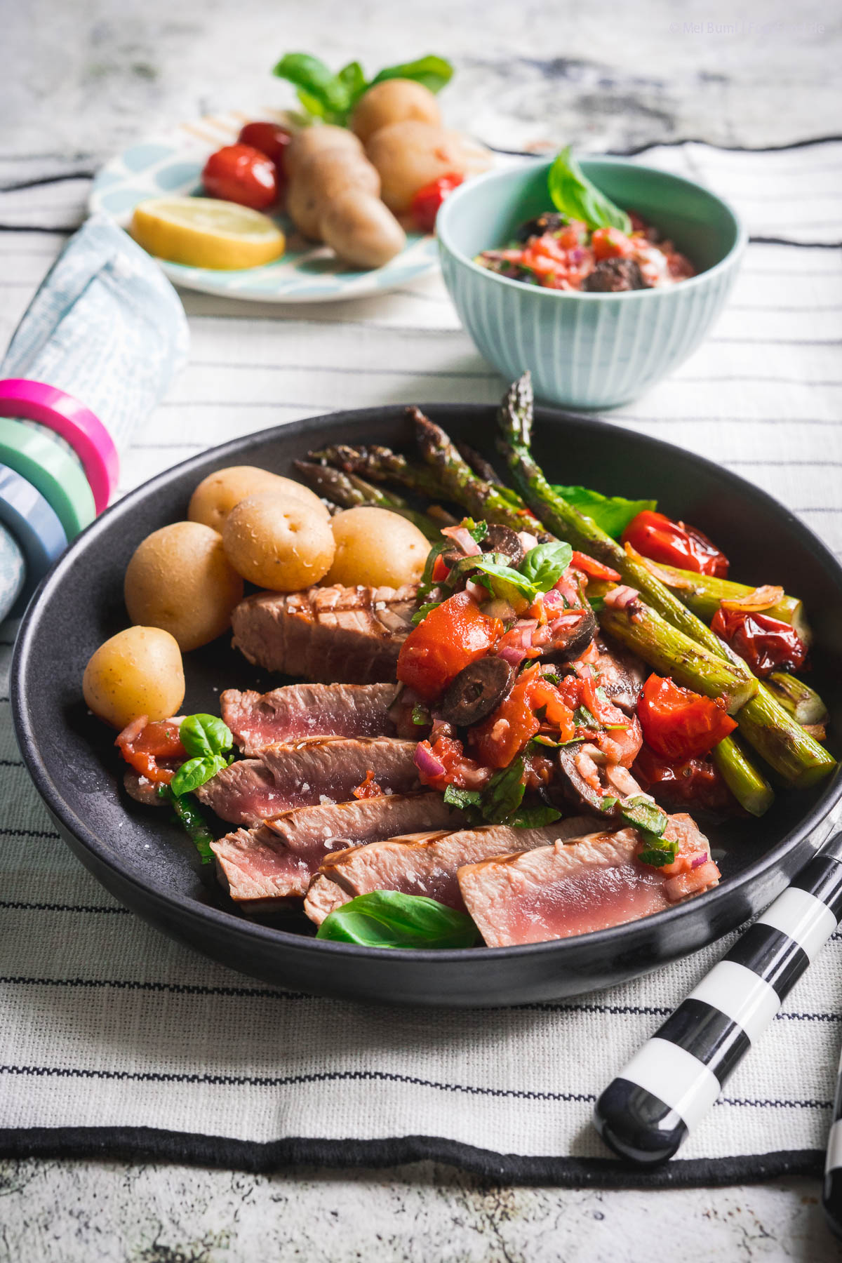 Kurz gegrillter Thunfisch mit Marinara-Salsa und grünem Spargel. Und ...