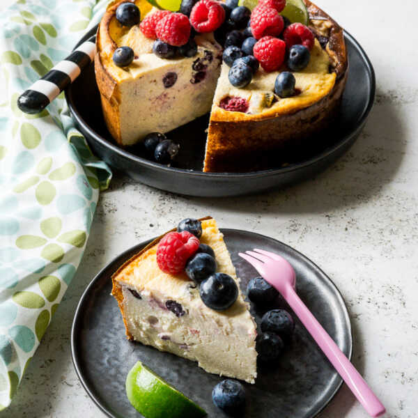 High Protein Low Carb Lemon Cheesecake mit Beeren in 2 Minuten ready to bake | FoxyFood.de