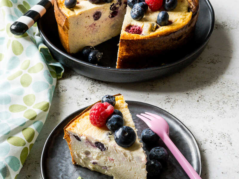 High Protein Low Carb Lemon Cheesecake mit Beeren in 2 Minuten ready to bake | FoxyFood.de